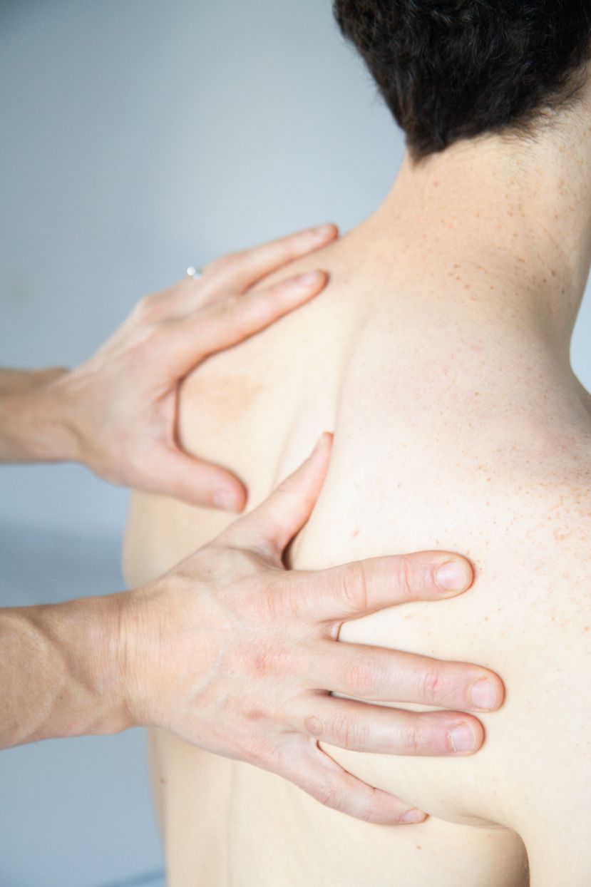 Photo to physiothérapeute avec client