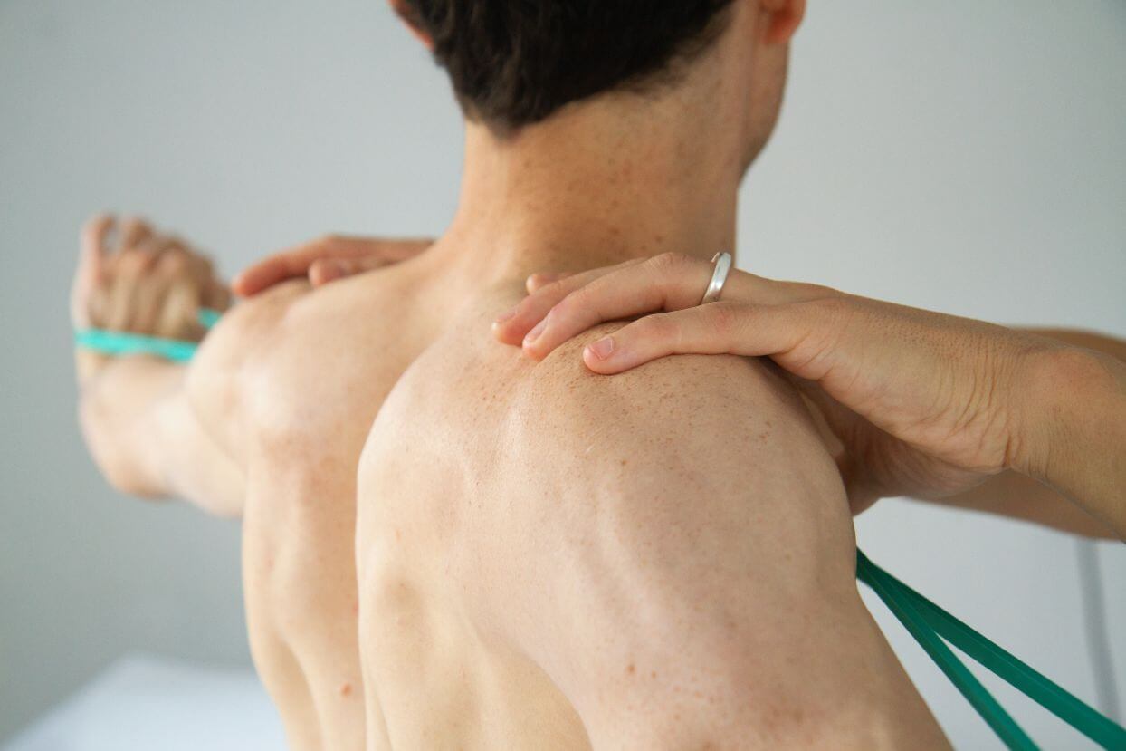 Photo to physiothérapeute avec client